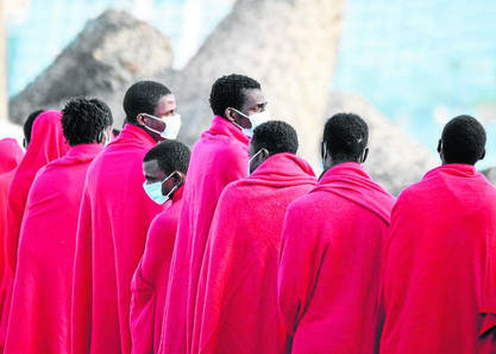 Un grupo de migrantes es recibido por la Cruz Roja a su llegada a Canarias.