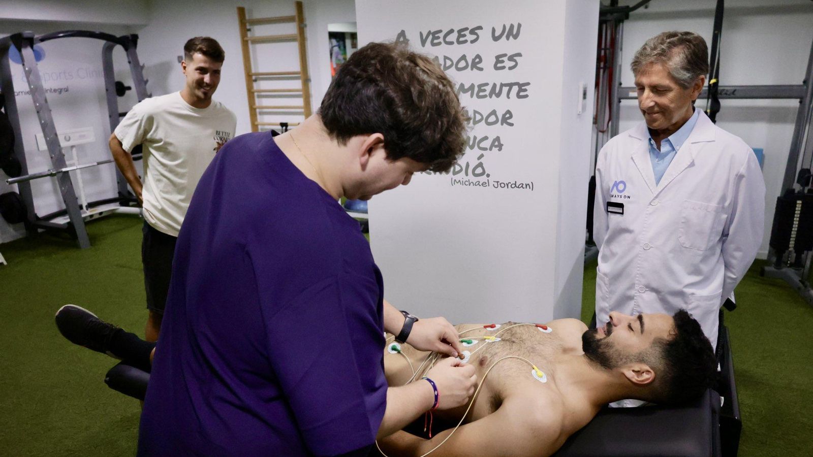 Rubén Alves se somete a una prueba médica, con Pedro Ortiz al fondo, durante los reconocimientos a los jugadores del Córdoba CF. Rubén Alves se somete a una prueba médica, con Pedro Ortiz al fondo, durante los reconocimientos a los jugadores del Córdoba CF.