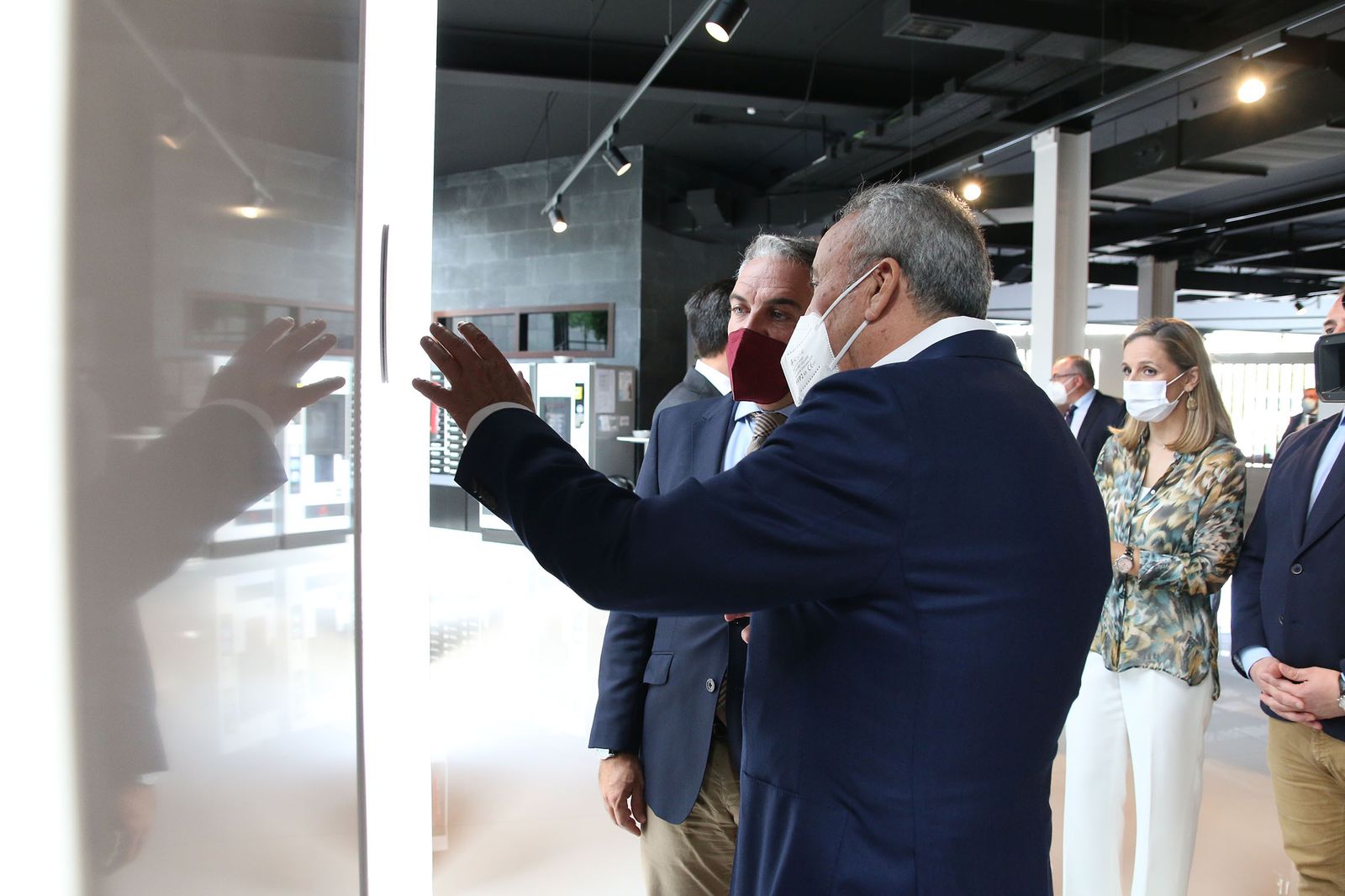 Las imágenes de la visita de Bendodo a Cosentino y la firma de la adenda con Extenda y la AEMA