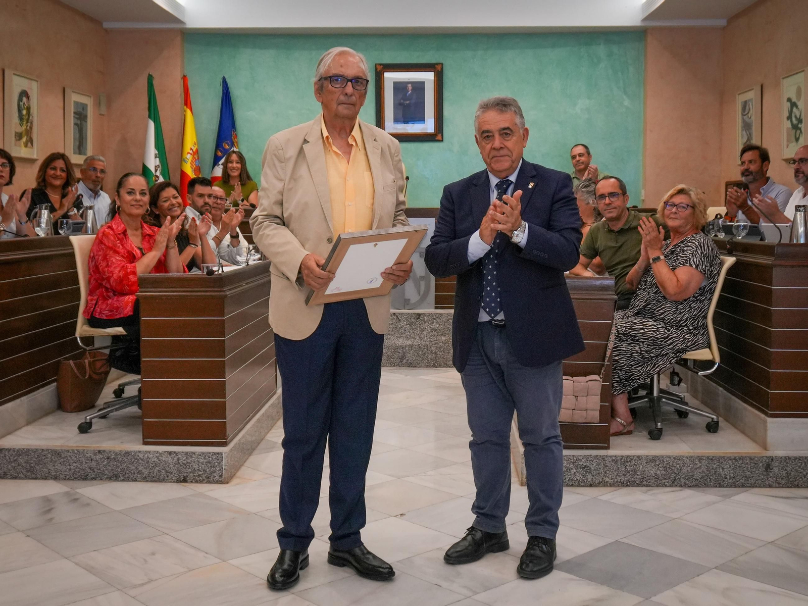 Entrega del reconocimiento a su hijo Adolfo.