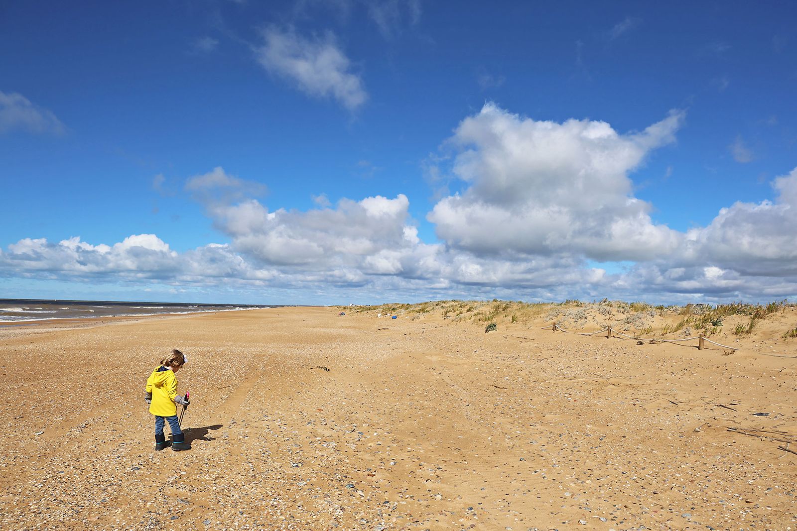 Imágenes de la Acción medioambiental de limpieza en la playa del Espigón, organizada por Gañafote Cup