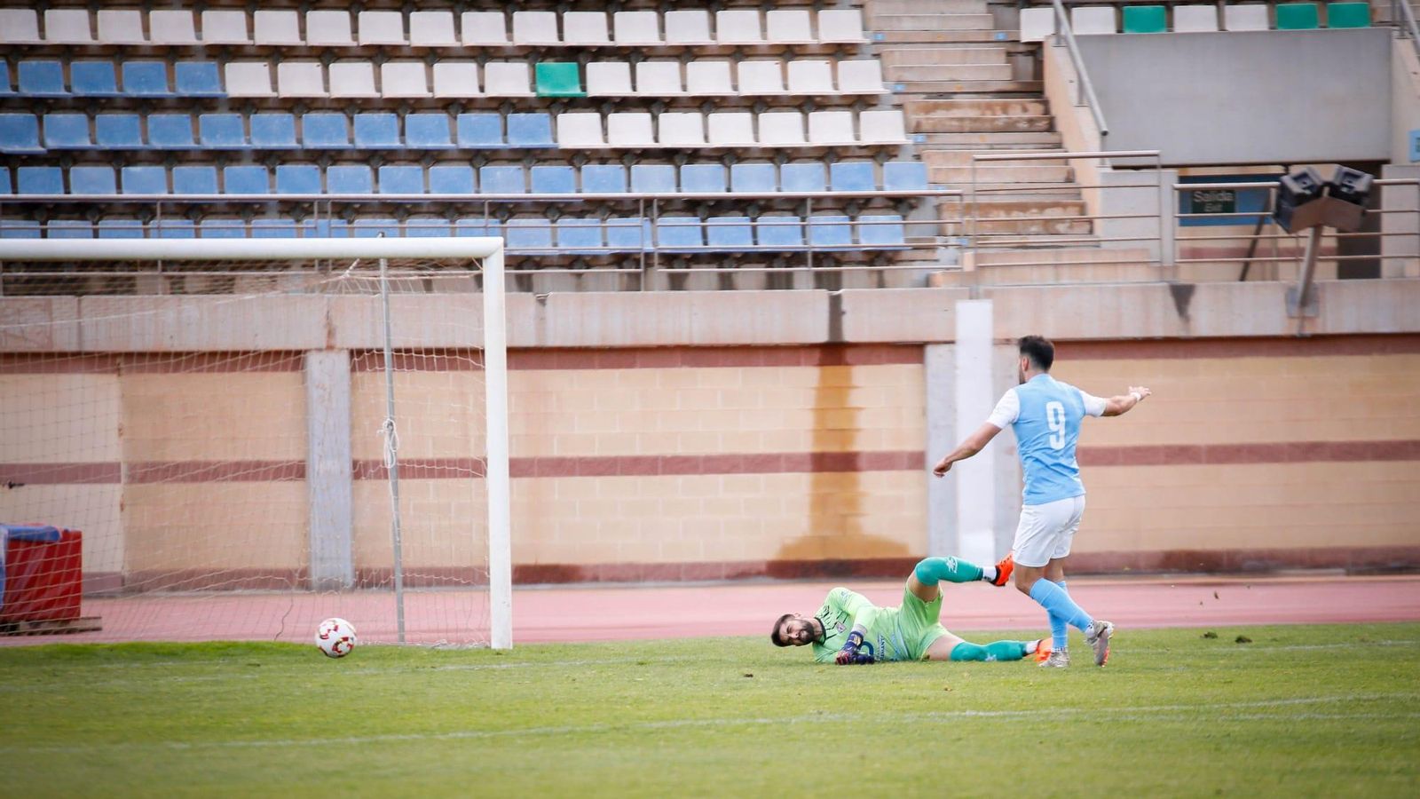 Álex Chico consigue batir a Manu para anotar uno de sus tantos en el derbi almeriense disputado en Santo Domingo.