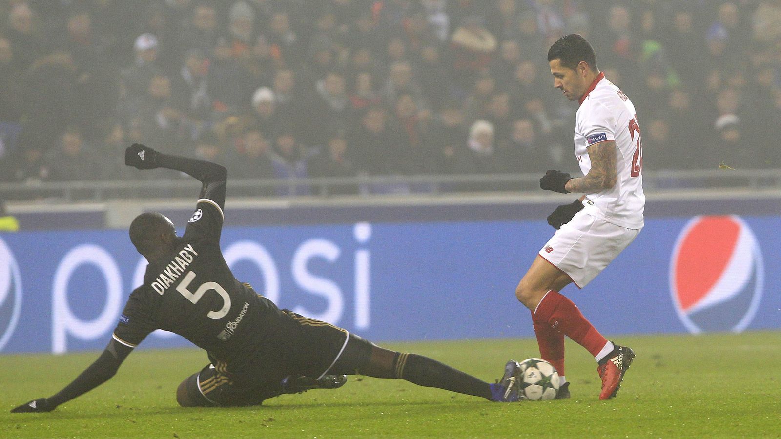 Diakhaby le entra con contundencia a Vitolo.