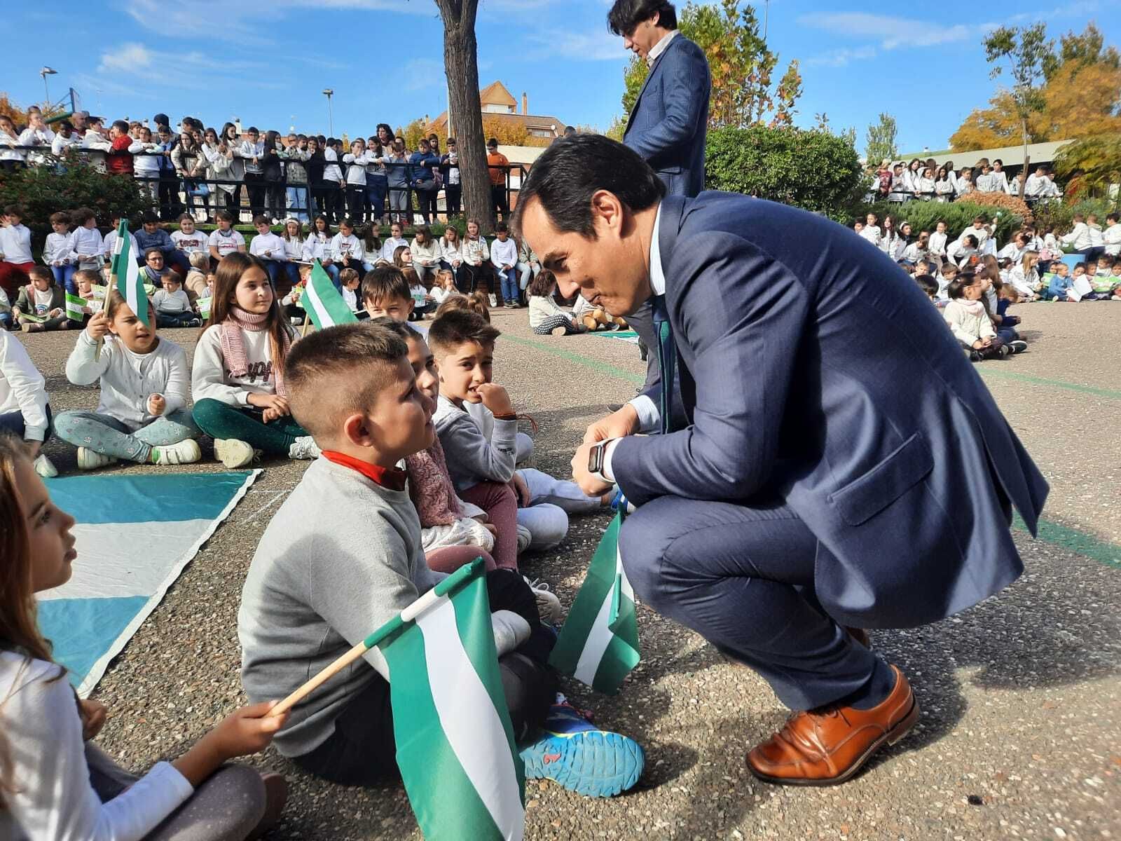 Nieto charla con unos niños en el colegio Juan de Mena de Córdoba.