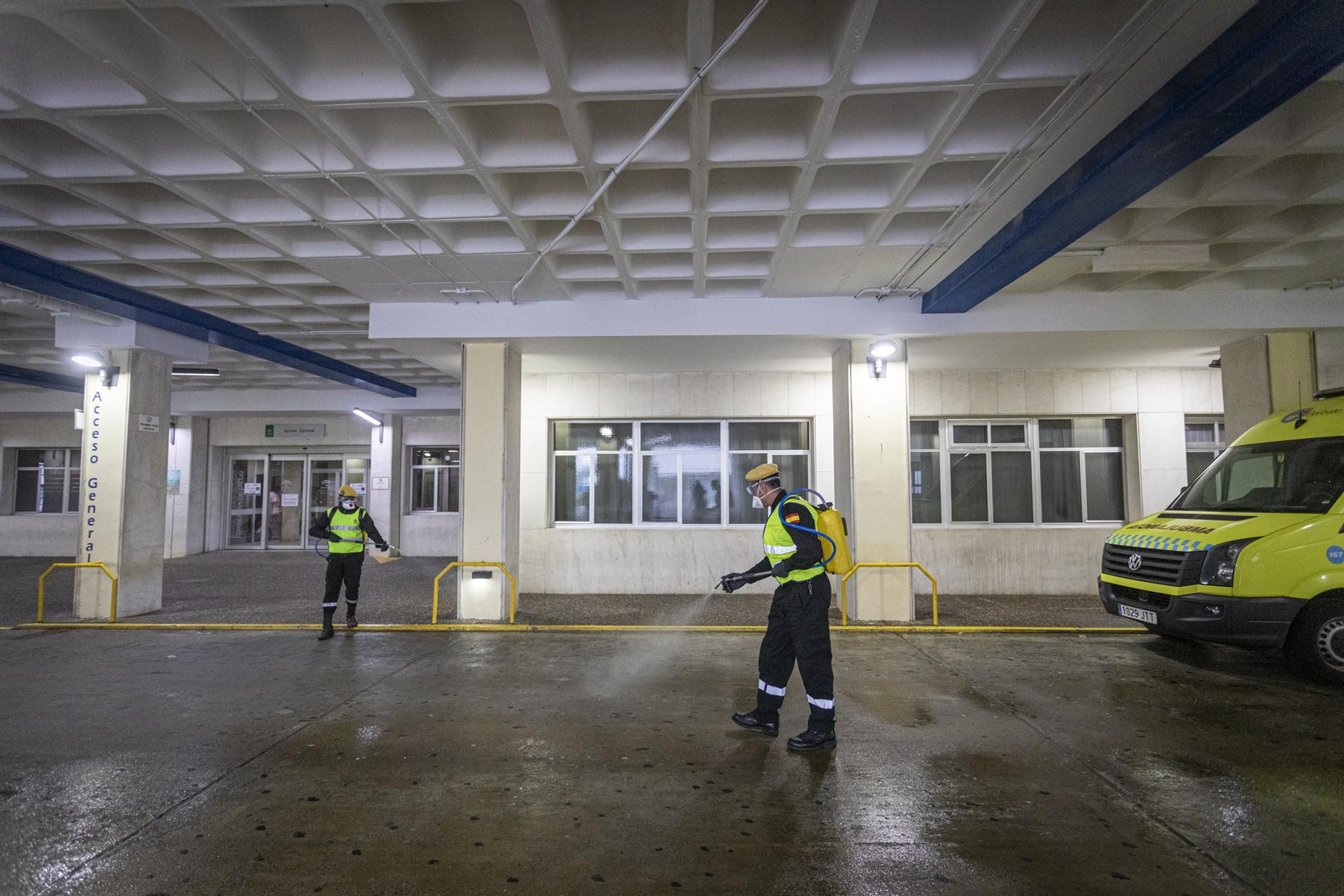 La UME desinfecta el hospital Puerta del Mar