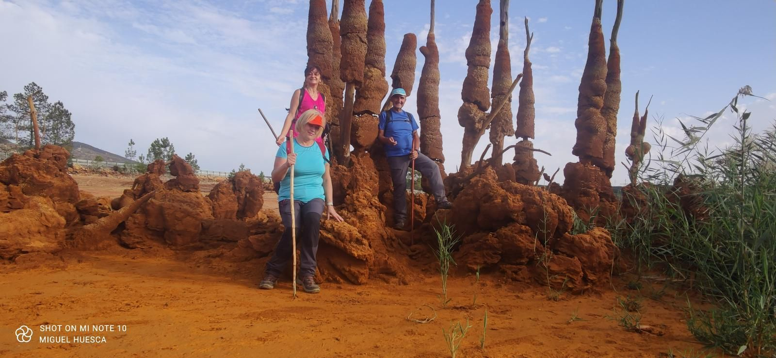 Senderistas con estas curiosas figuras