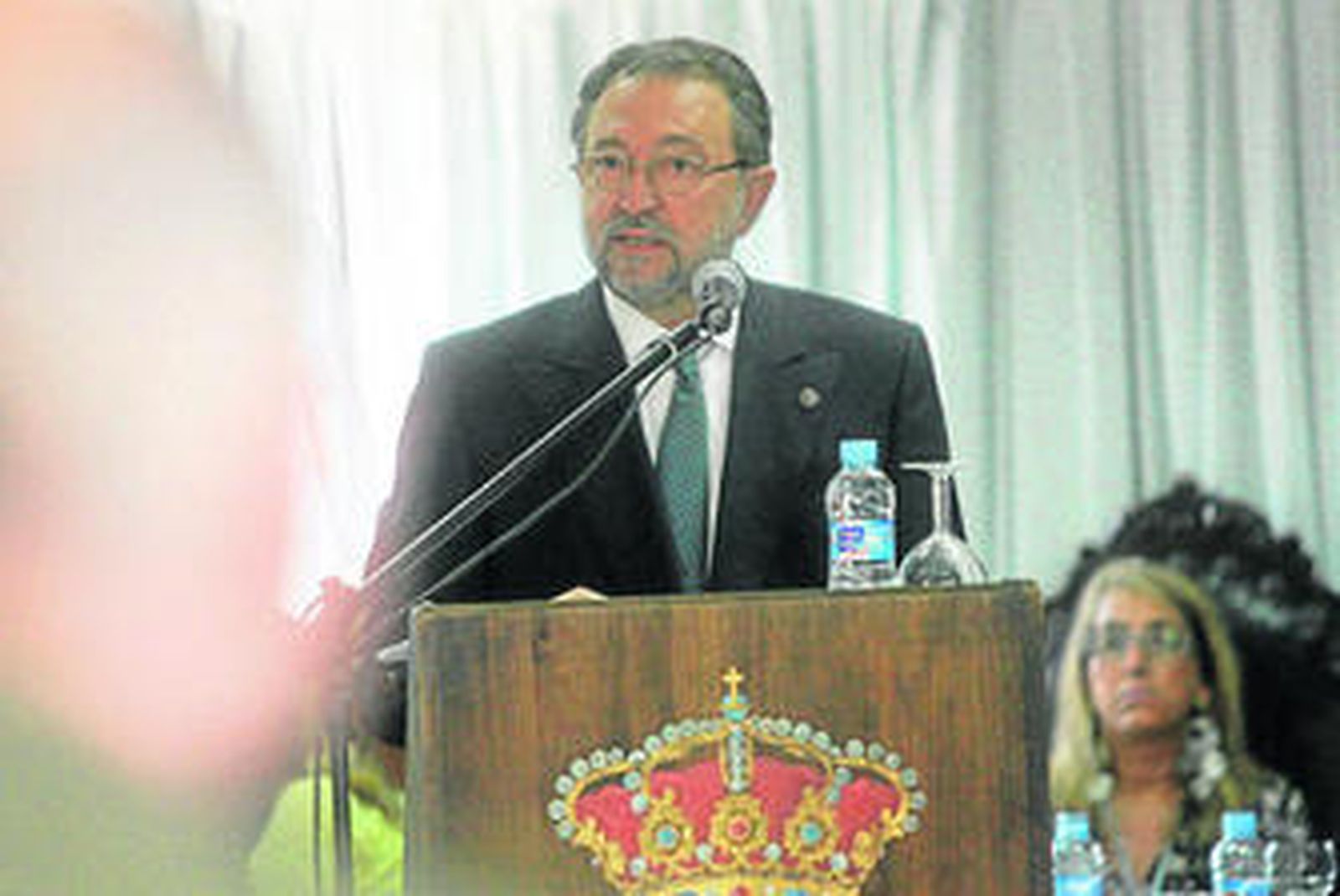Juan Carmona, durante el discurso que ofreció ayer en el pleno institucional del aniversario de La Línea.
