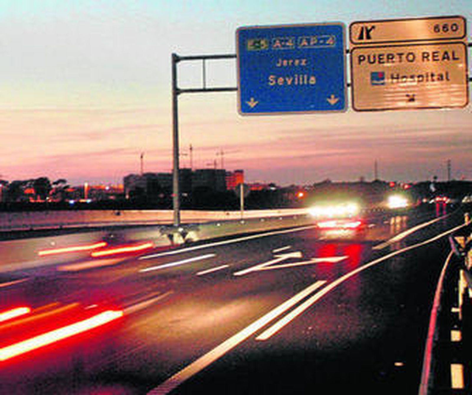 Arriba a la izquierda, foto de Jesús 'El Pekas' tomada hace años. Abajo, la A-4, donde se le detuvo el sábado.