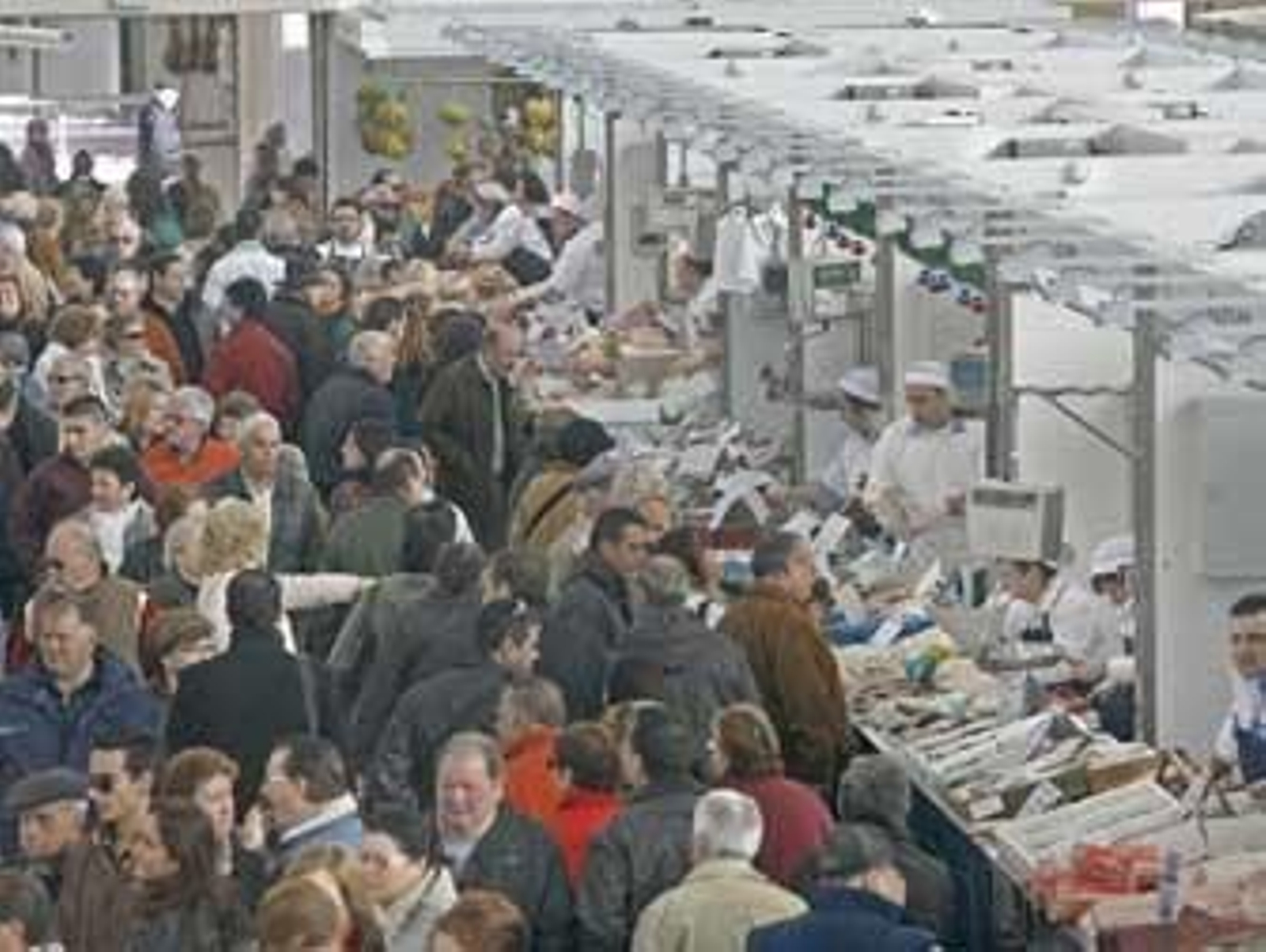 El renovado mercado central de Cádiz reabrió ayer sus puertas con lleno de público. /Joaquín Pino
