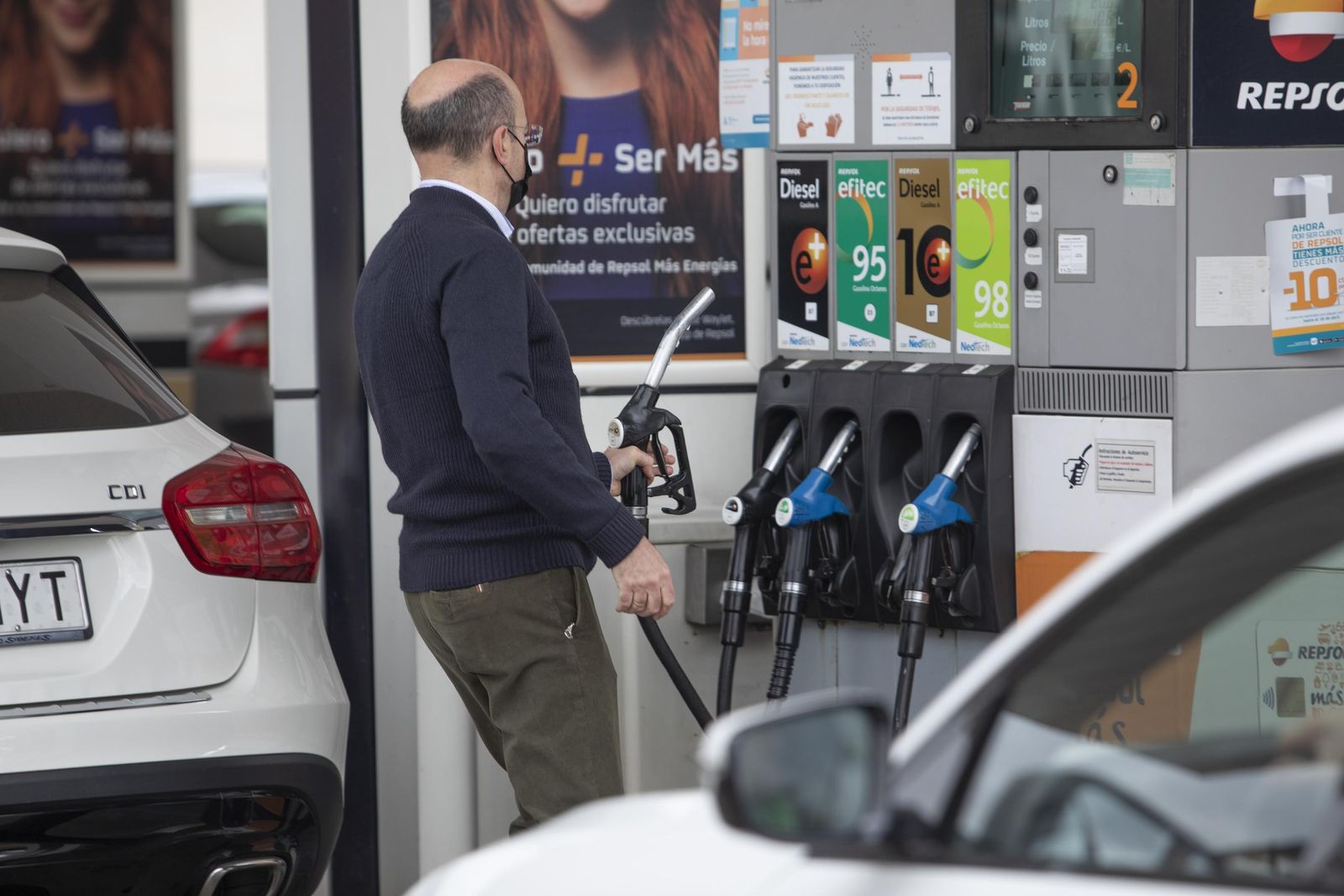 Un hombre reposta gasolina en una estación de la capital