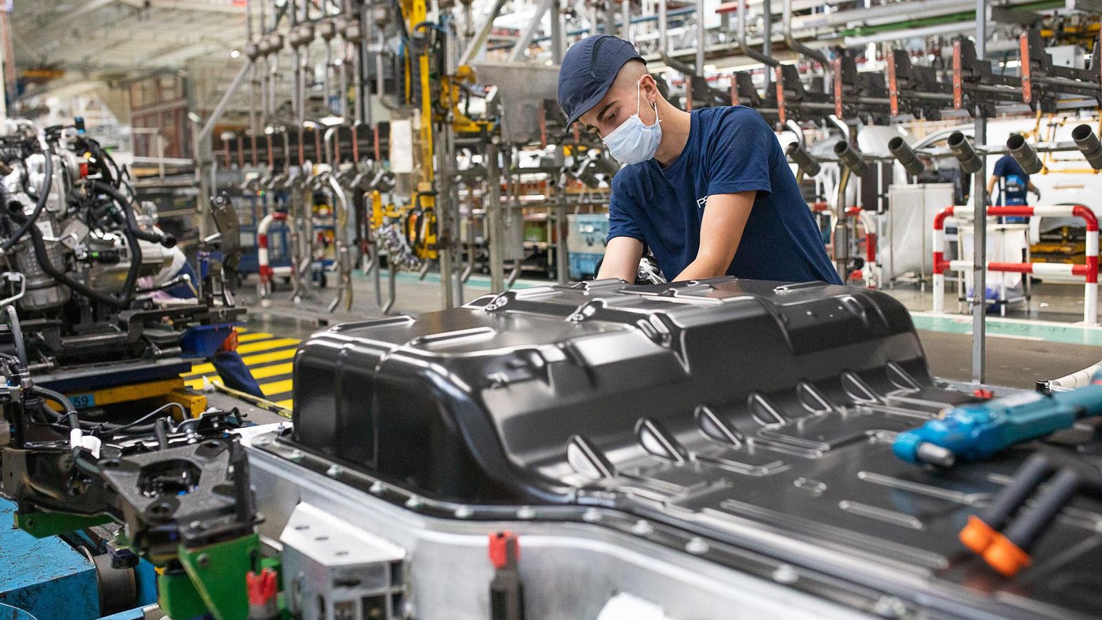 Stellantis ya fabrica en la planta de Vigo seis comerciales eléctricos al ciento por ciento.