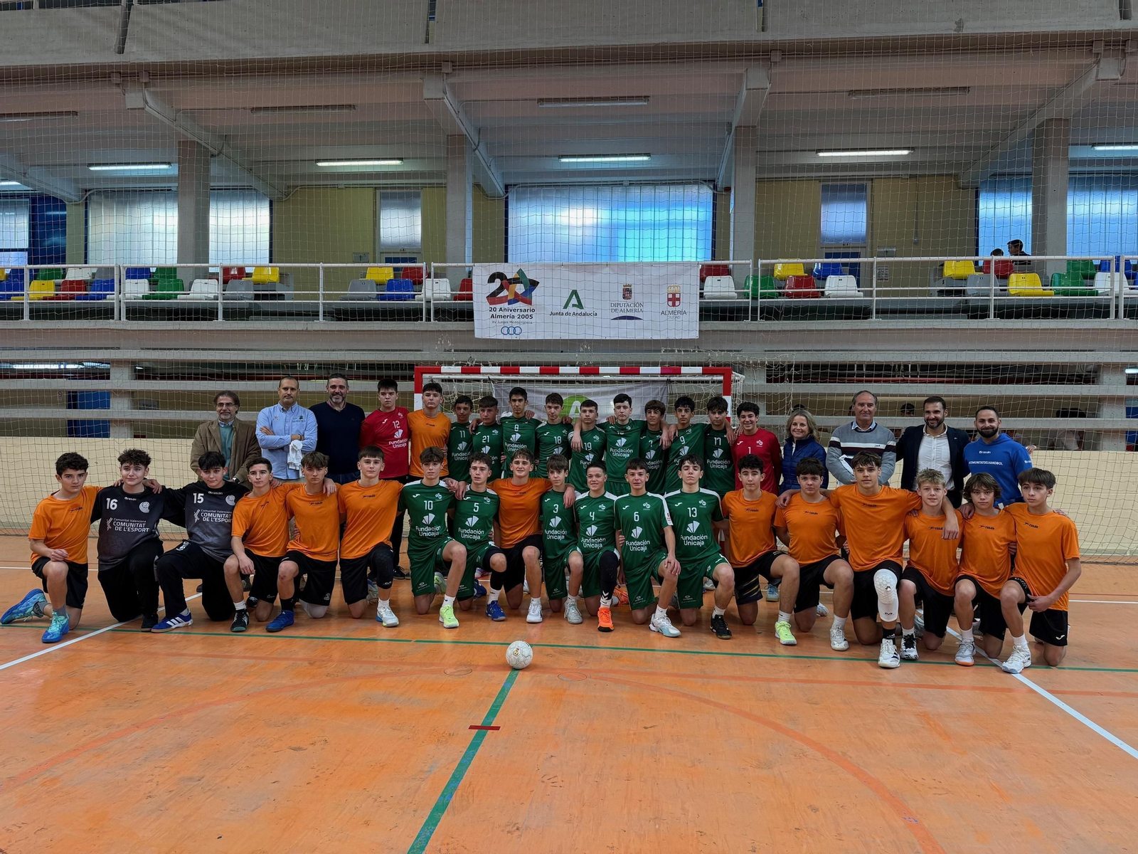 Los responsables institucionales posan con dos de las selecciones andaluzas y valencianas participantes.