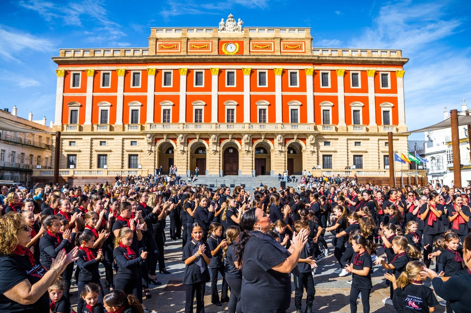 El flamenco toma la plaza del Rey: 'flashmob' de las academias de baile en San Fernando