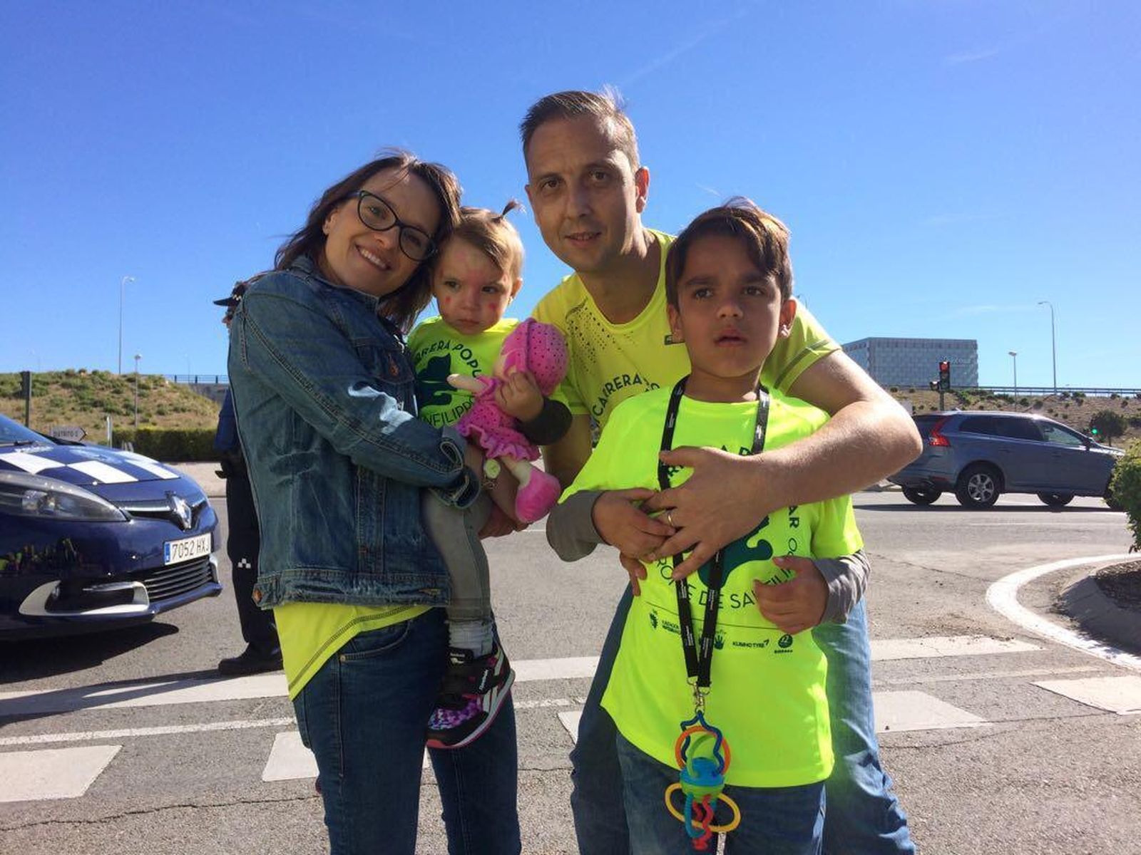 Daniel, con sus padres y su hermana, antes de la carrera benéfica en Madrid.