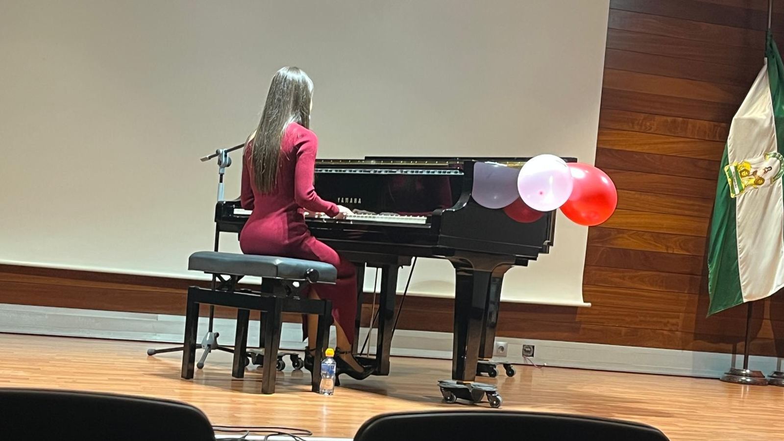 Laura Diepstraten deleitó a los asistentes con su actuación al piano