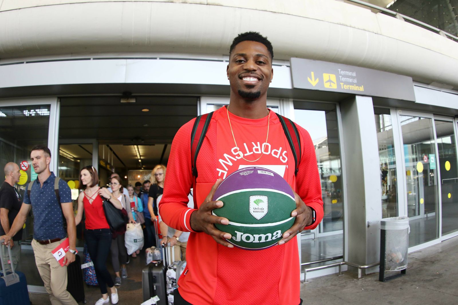 Melvin Ejim, en el aeropuerto a su llegada.