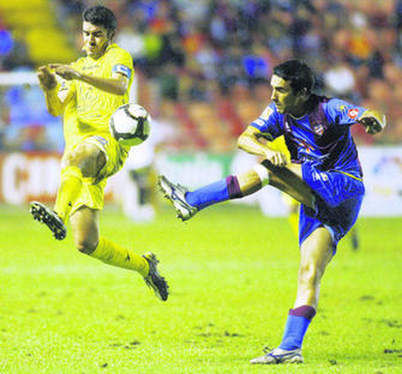 Enrique intenta taponar el centro de un jugador del Levante durante el encuentro disputado en Valencia el sábado.