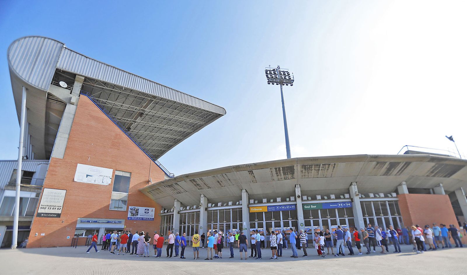 Largas colas en el Nuevo Colombino para las entradas del partido ante el Cacereño