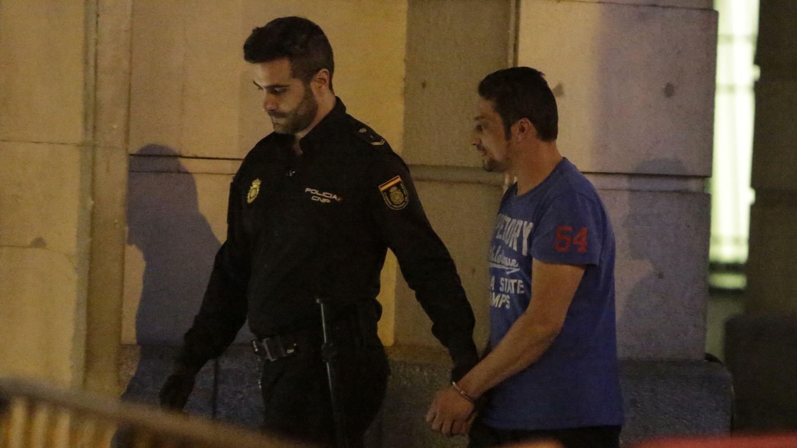 El detenido, trasladado por la Policía Nacional.