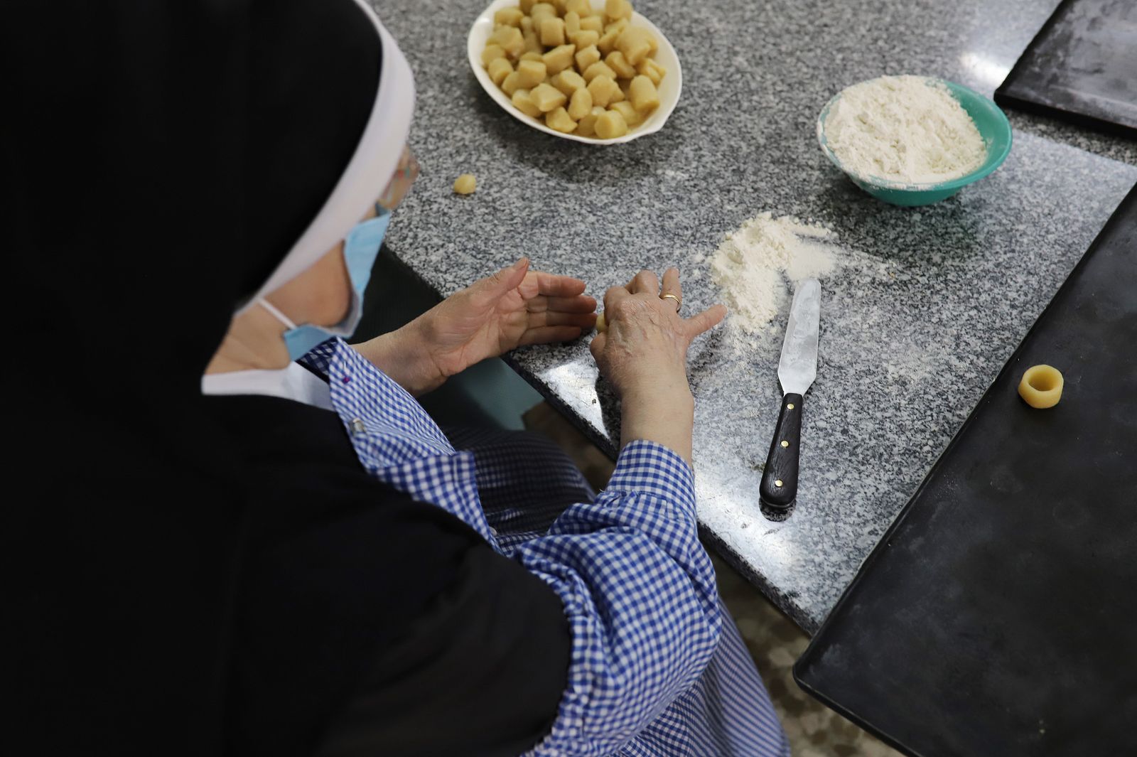Las hermanas de Santa Rita preparan dulces a domicilio en Jerez