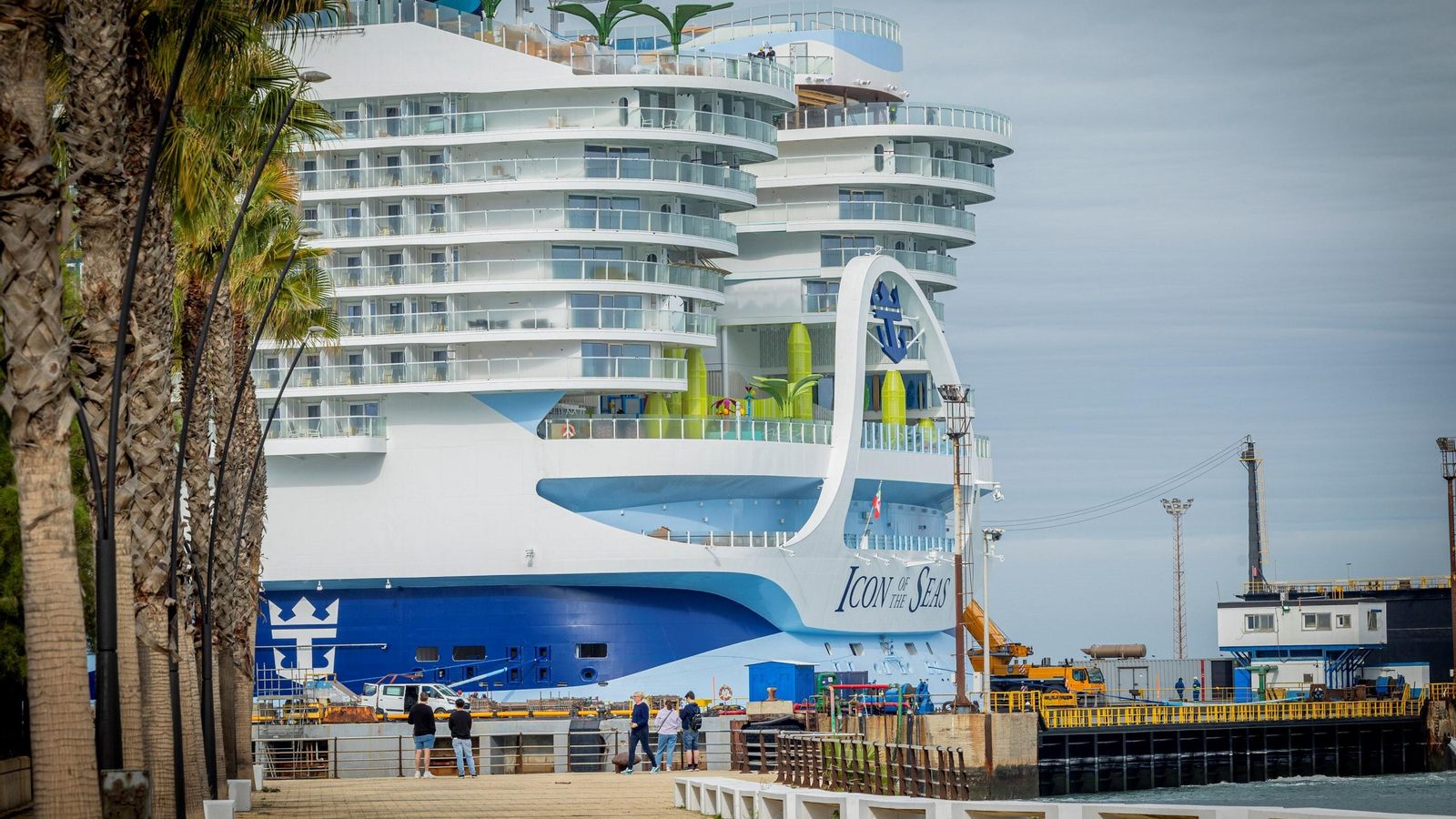 El Icon of the Seas se ha convertido ya en objetivo de muchos selfies y fotografías durante su estancia en Cádiz