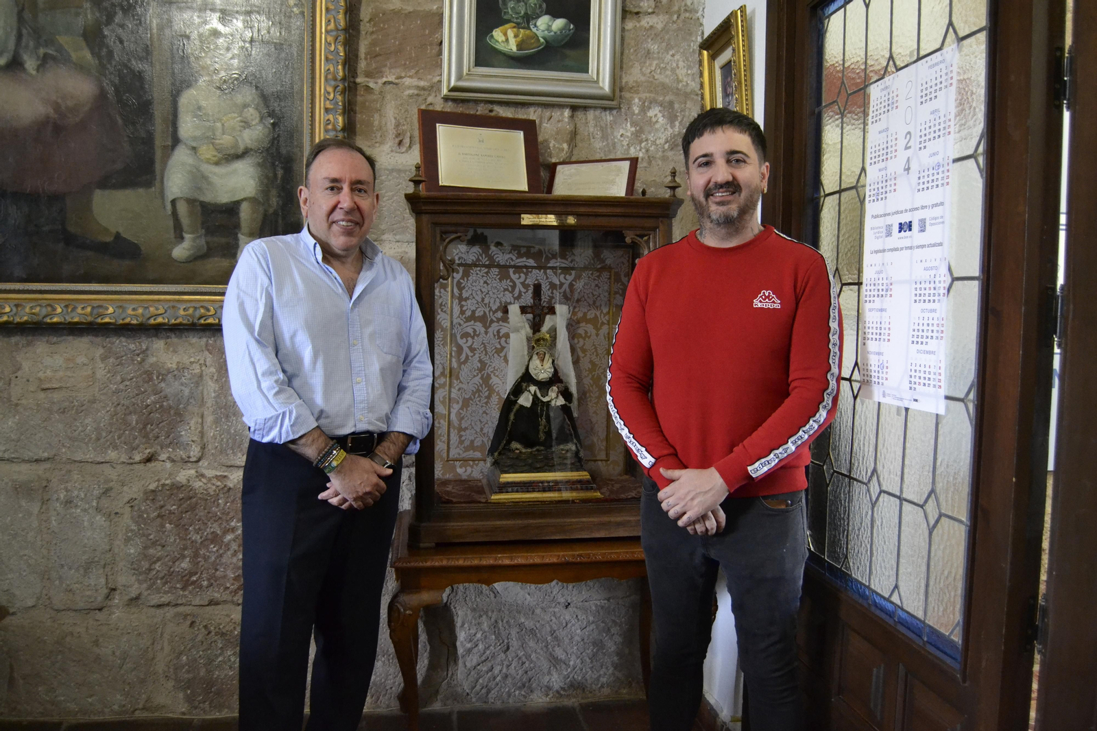El alcalde villarrense, Jesús Morales, y el imaginero Sebastián Montes, junto a la imagen dolorosa. El alcalde villarrense, Jesús Morales, y el imaginero Sebastián Montes, junto a la imagen dolorosa.