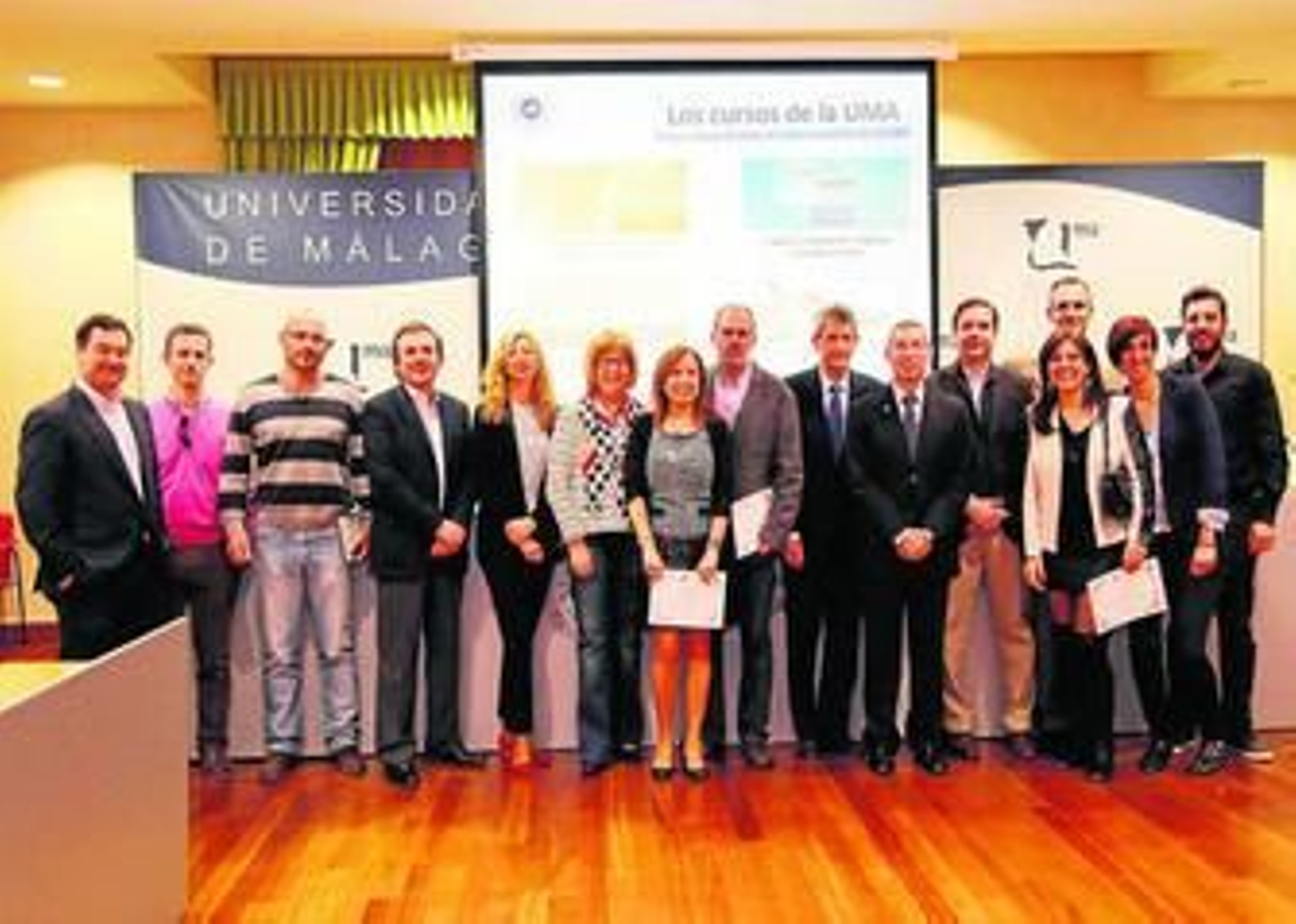 Los premiados durante el acto, con la rectora.