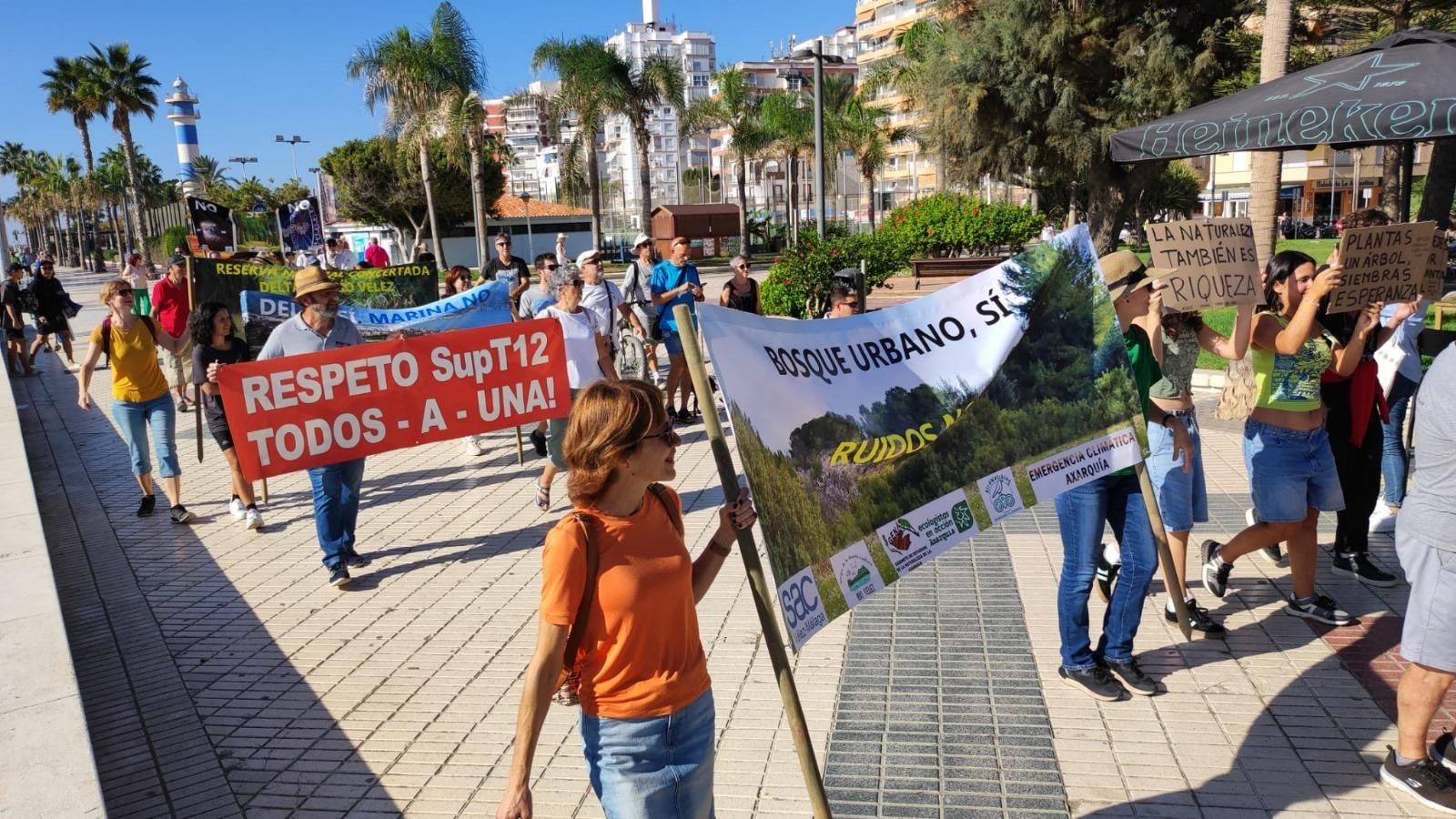 La manifestación por el paseo marítimo de Torre del Mar