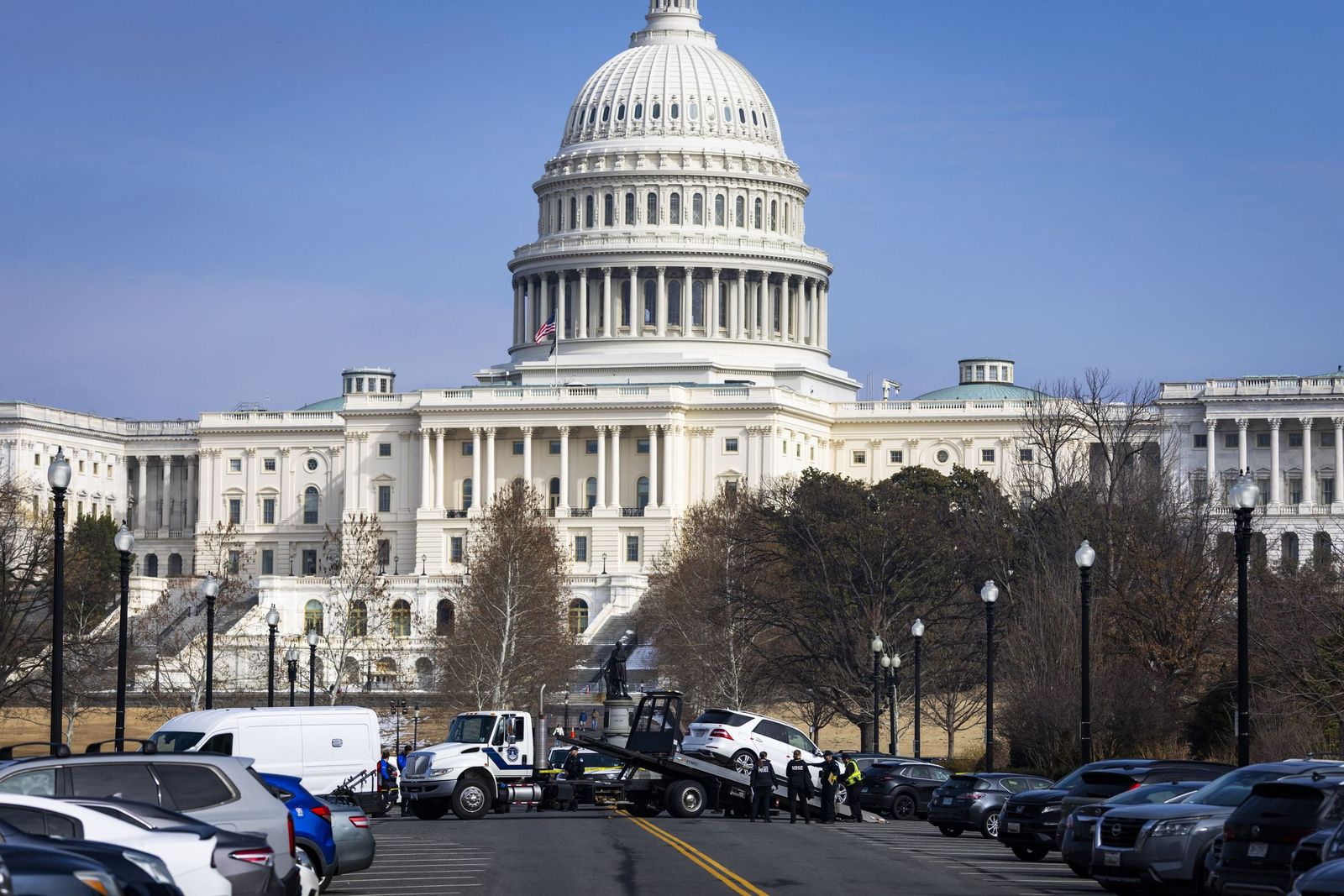 La Policía retira el coche del arrestado ante el Capitolio.