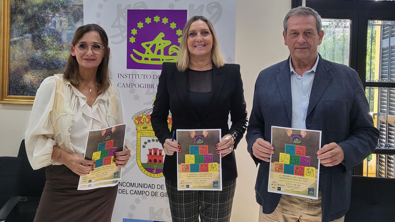 La presidenta de la Mancomunidad de Municipios, Susana Pérez Custodio, junto al director del IECG, Eduardo Briones y la presidenta de la sección 9ª del Instituto de Estudios Campogibraltareños, Palma Tonda.
