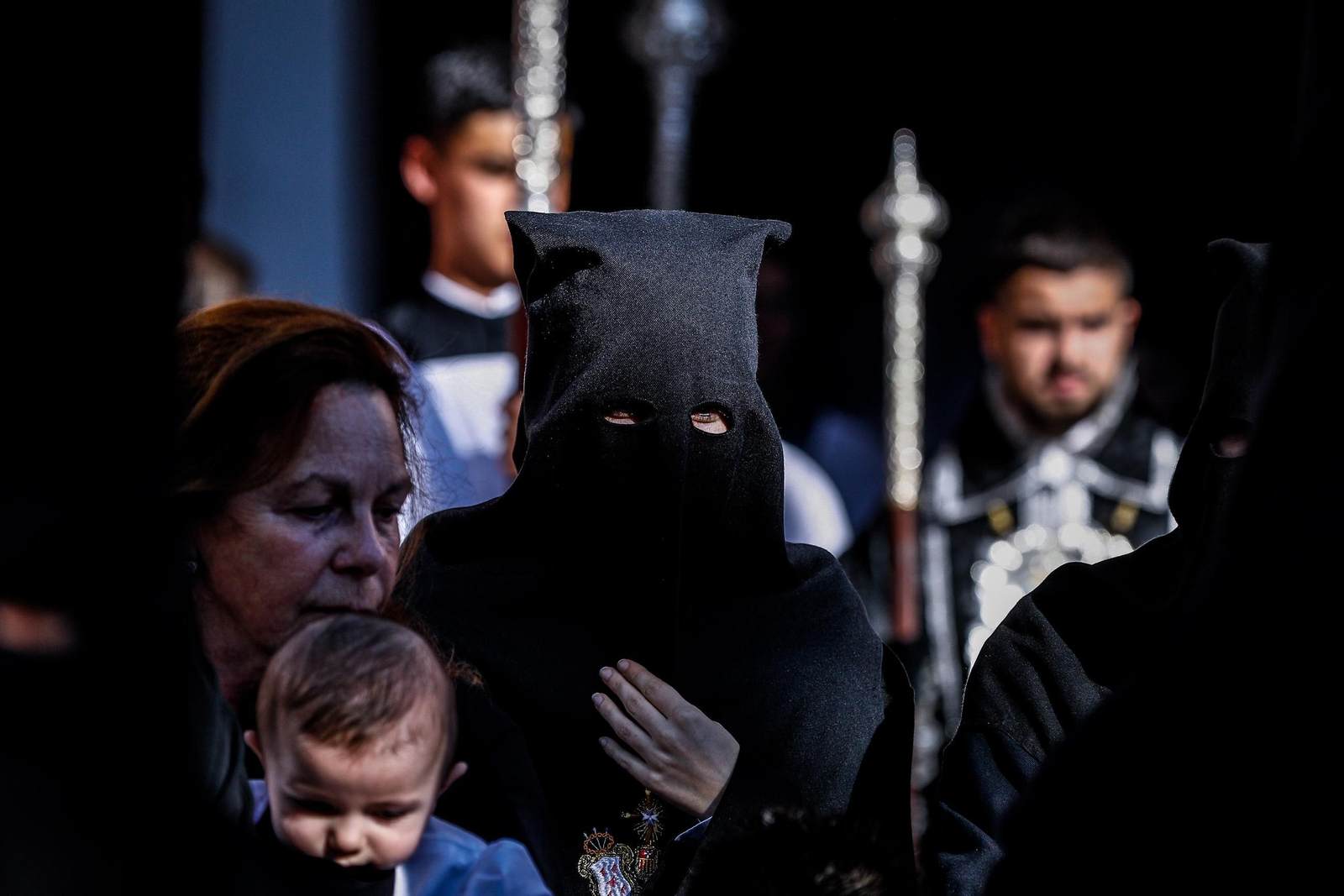 Imágenes de la salida de Desamparados en la Semana Santa de San Fernando 2025