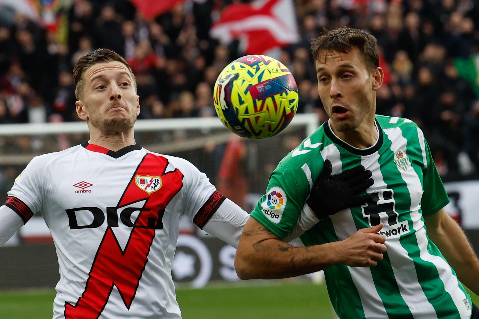 Canales pugna la pelota con Balliu.