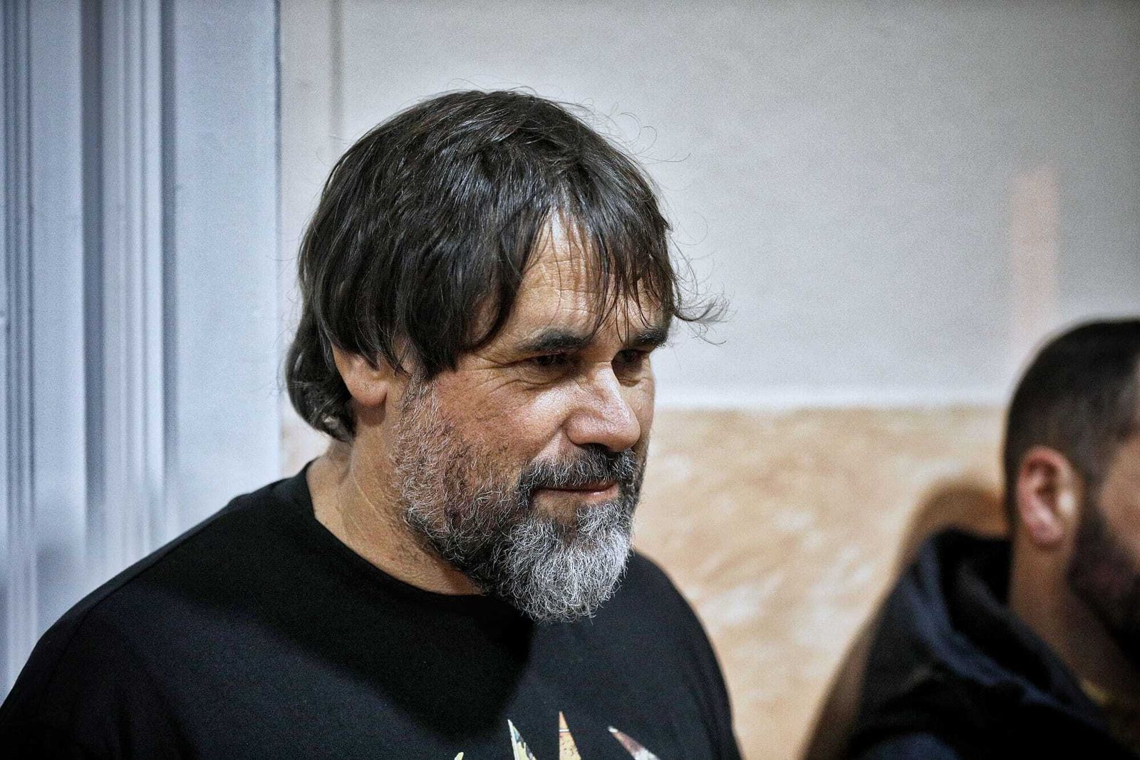 Tino Tovar en los camerinos del Falla escuchando a su comparsa.