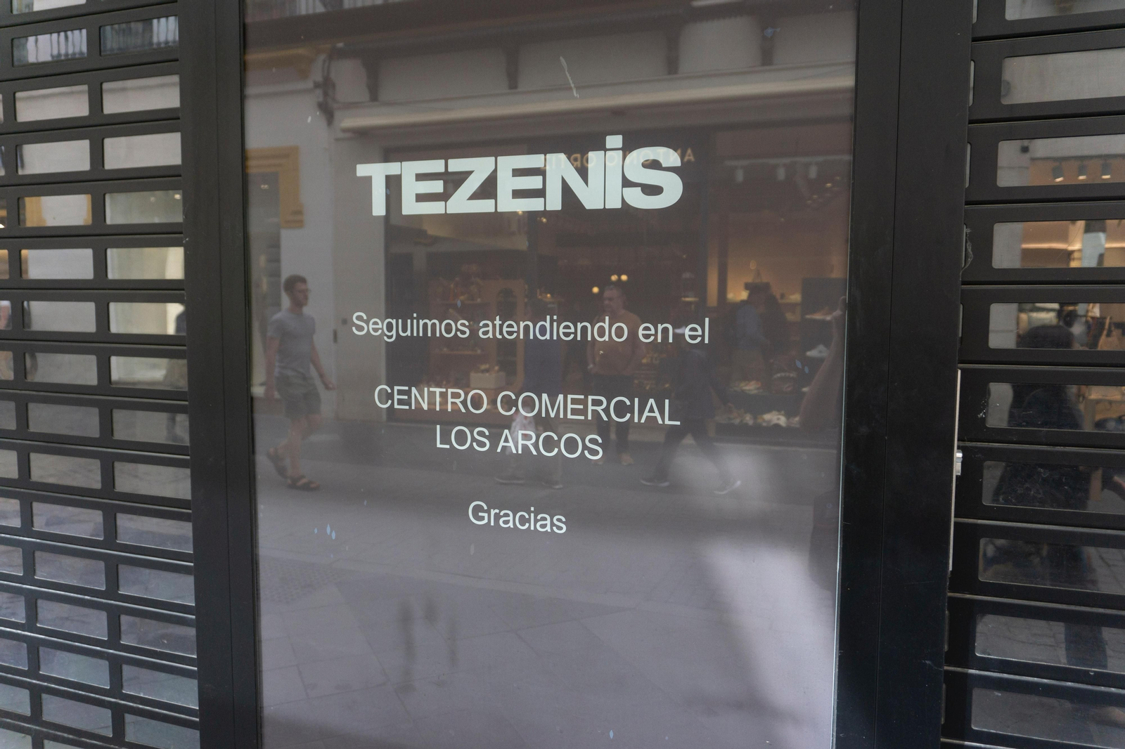 Una conocida tienda de ropa cierra su local en el centro de Sevilla