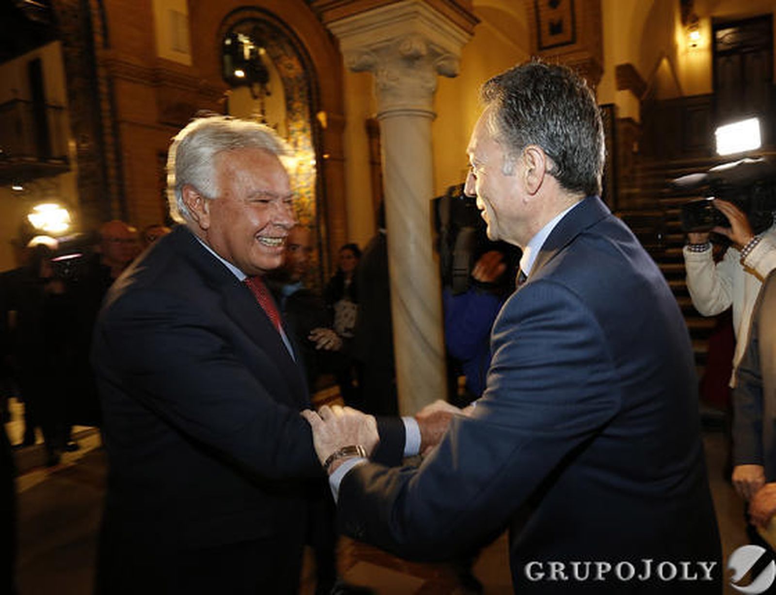 José Joly saluda a Felipe González./Antonio Pizarro/Juan Carlos Vázquez/ Juan Carlos Muñoz/Belén Vargas