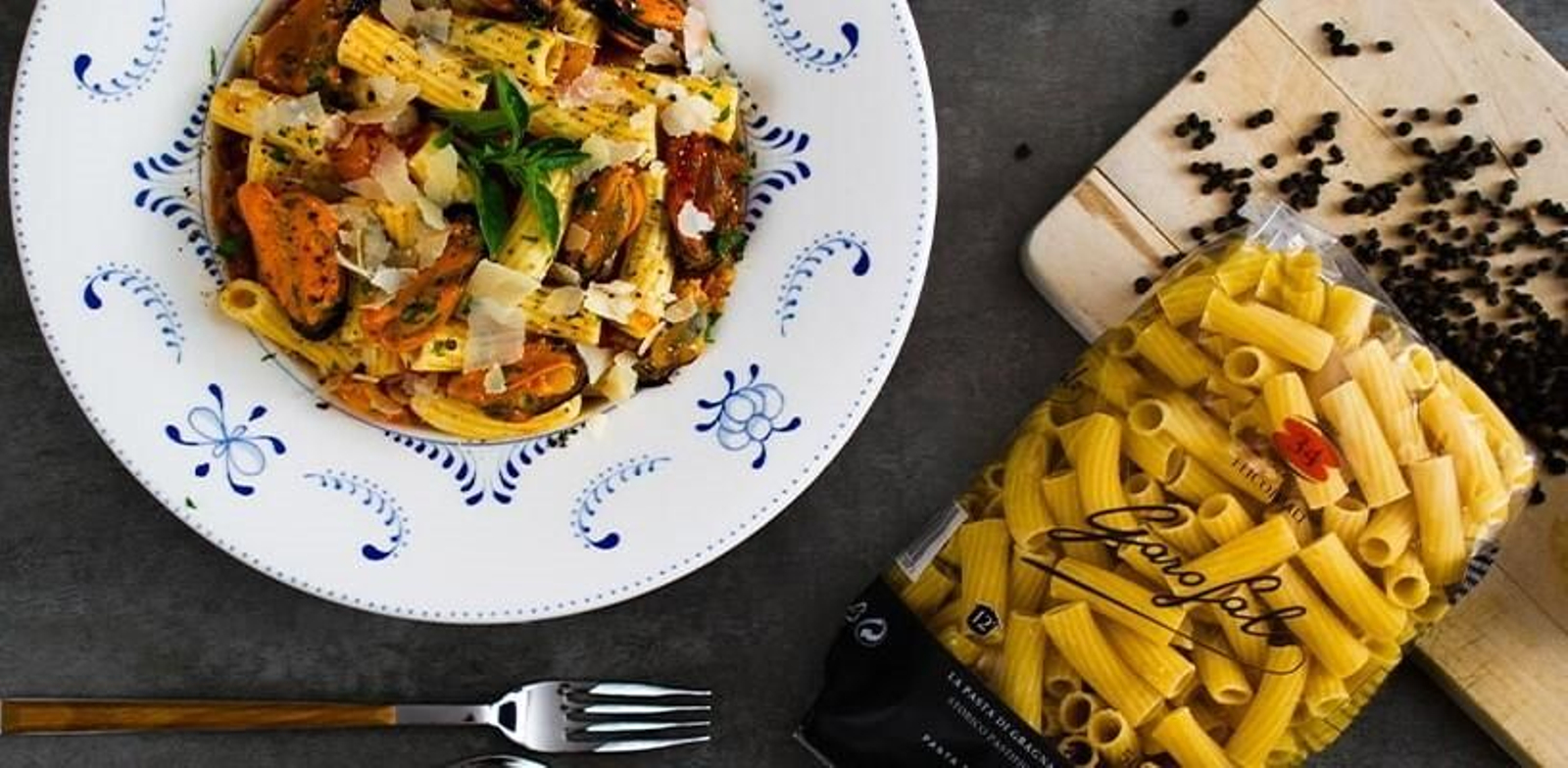 Receta de elicoidali con mejillones, albahaca fresca y ralladura de queso pecorino