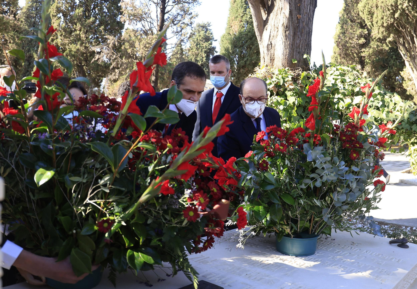 José Castro deposita un centro de flores sobre la tumba de Ramón Sánchez-Pizjuán entre sus familiares.