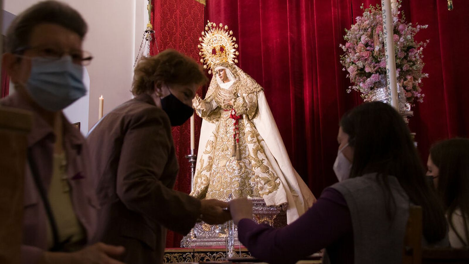 La Esperanza de Triana contemplada por los fieles en su capilla.