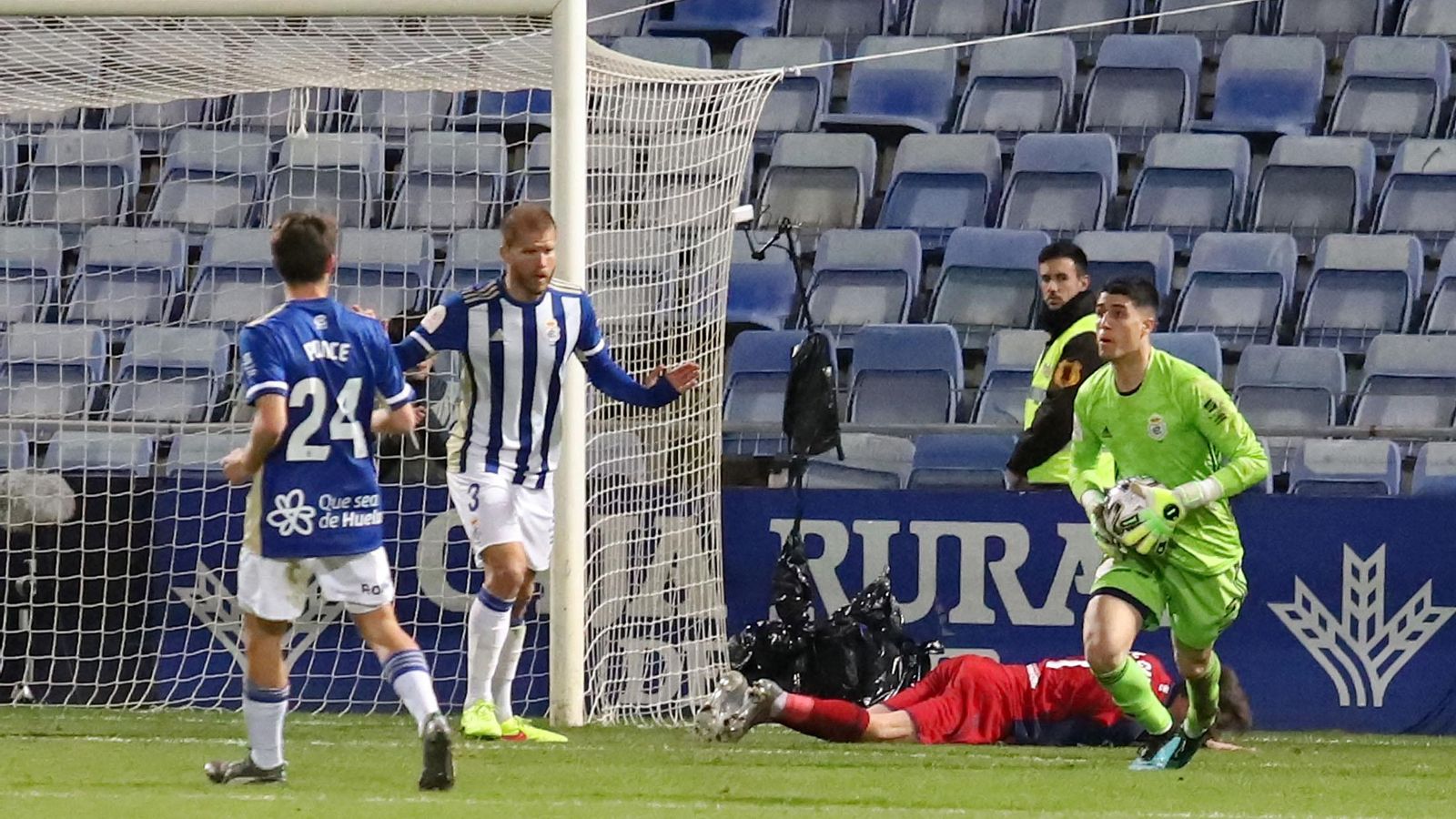 Álex Lázaro atrapa el balón en el partido copero ante Osasuna.