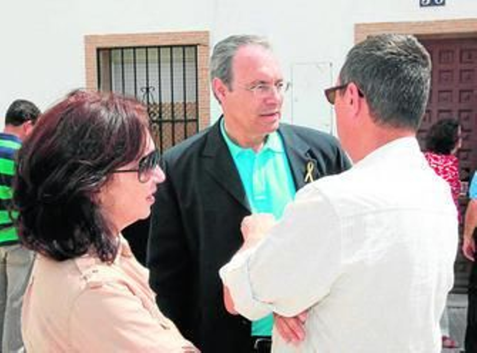 Juan Pablo Durán conversa con algunos vecinos de Valdeolleros.