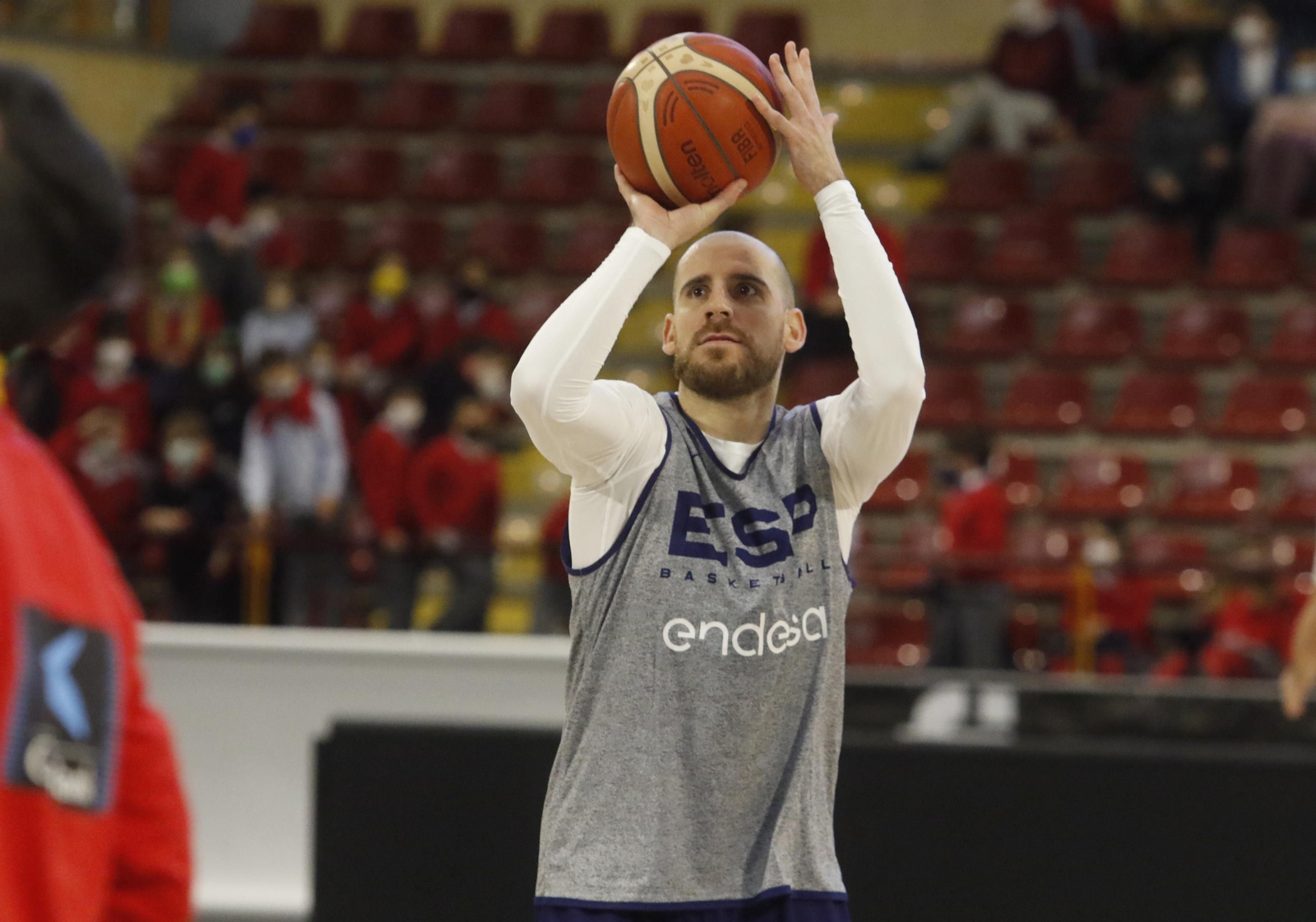 La selección española de baloncesto abre el entrenamiento en Córdoba a los más jóvenes, en imágenes