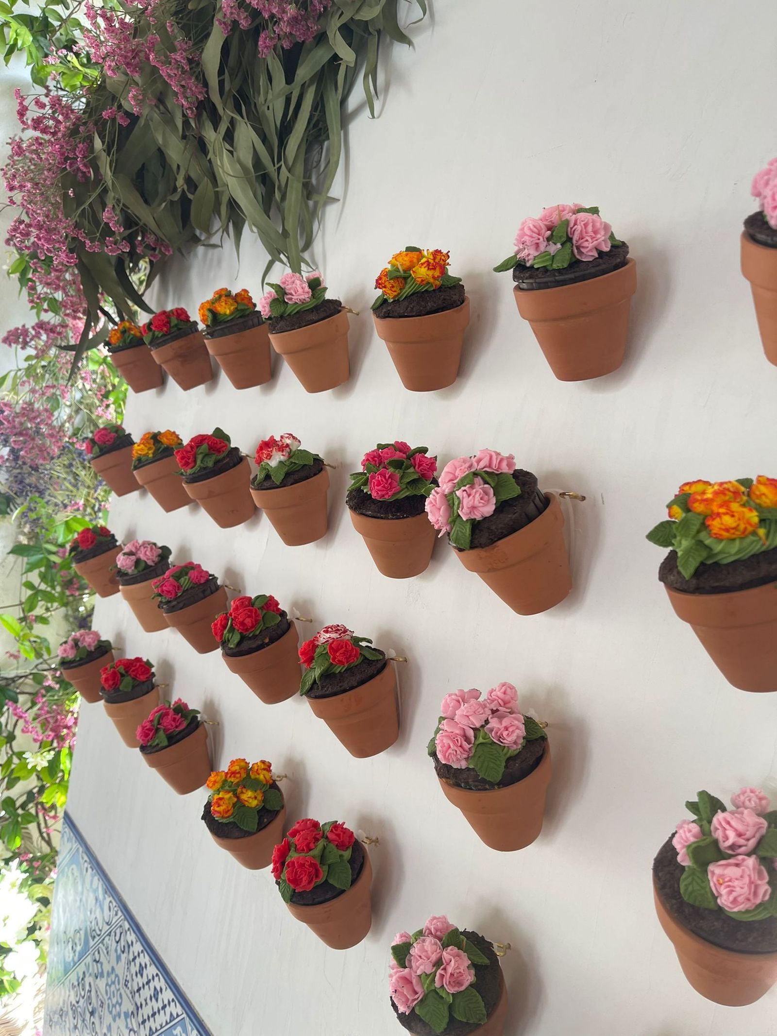 Se han empleado 1.500 flores y 2.400 hojas de fondant hechas a mano