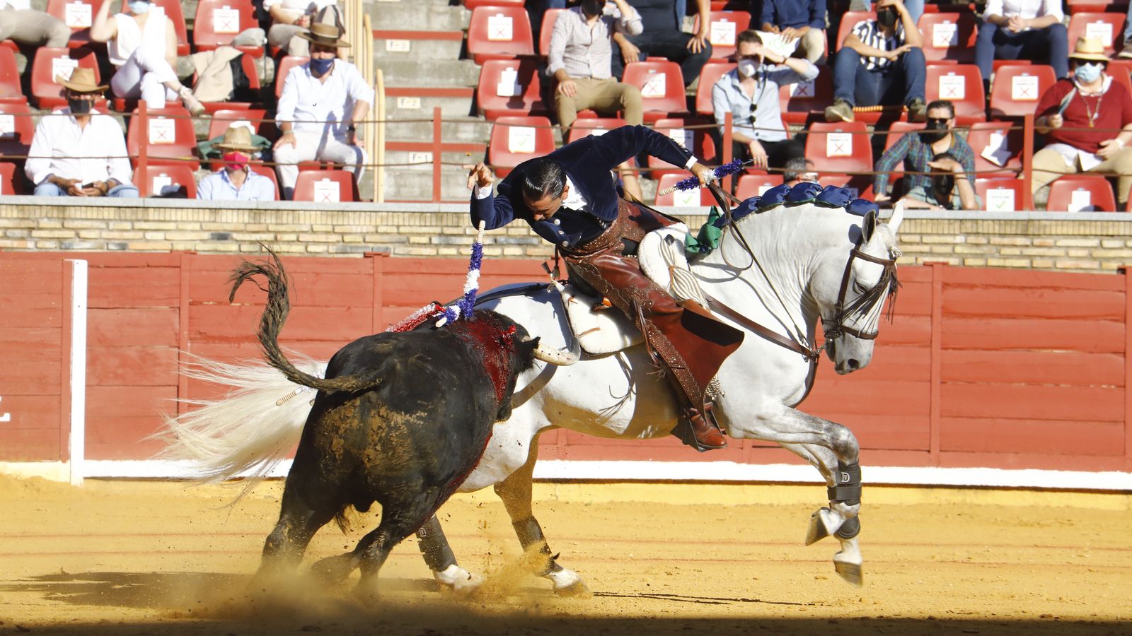 Diego Ventura pone unas banderillas al primero de su lote.