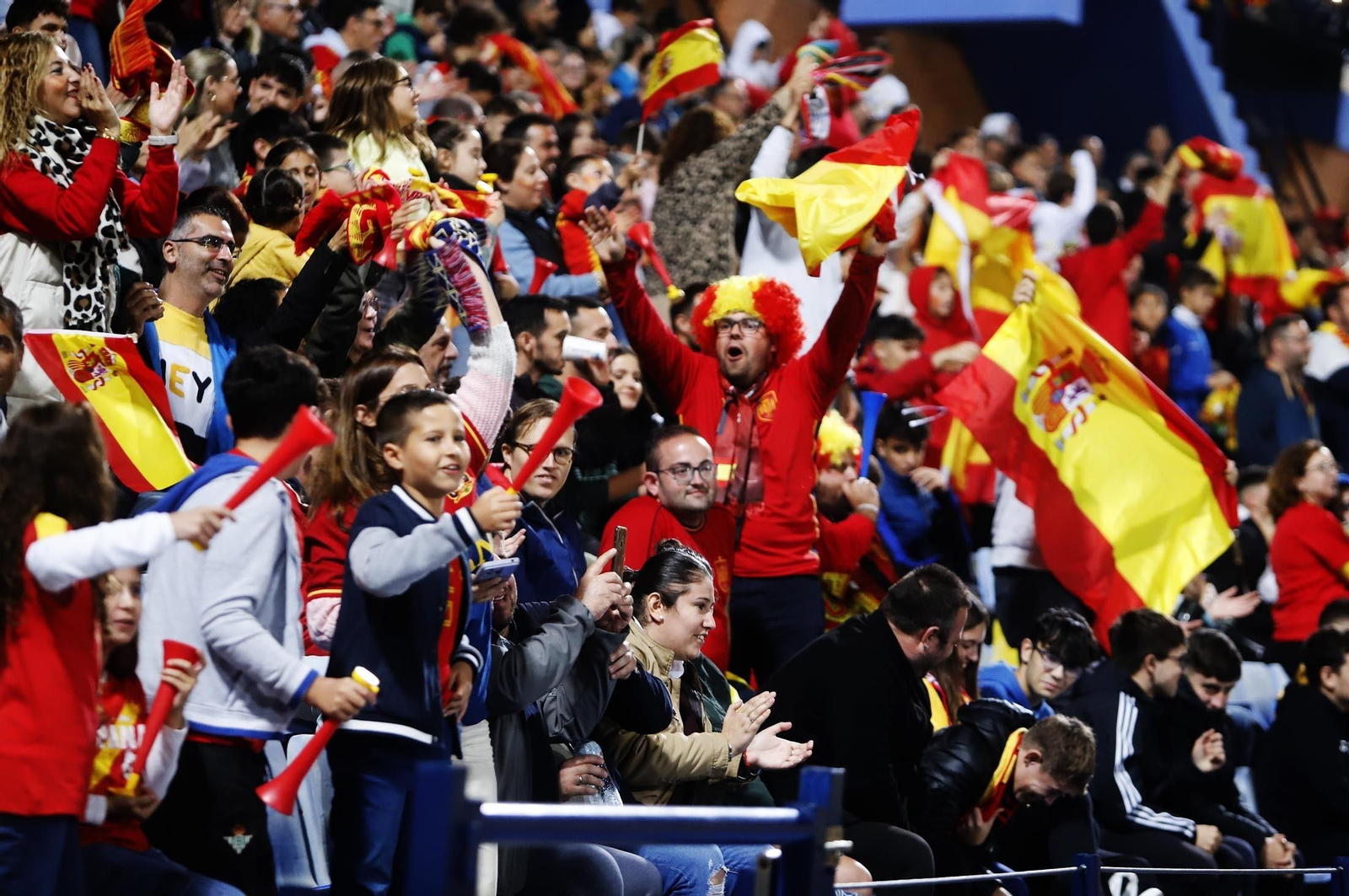 Gran ambiente para ver la selección española sub-21 en Huelva
