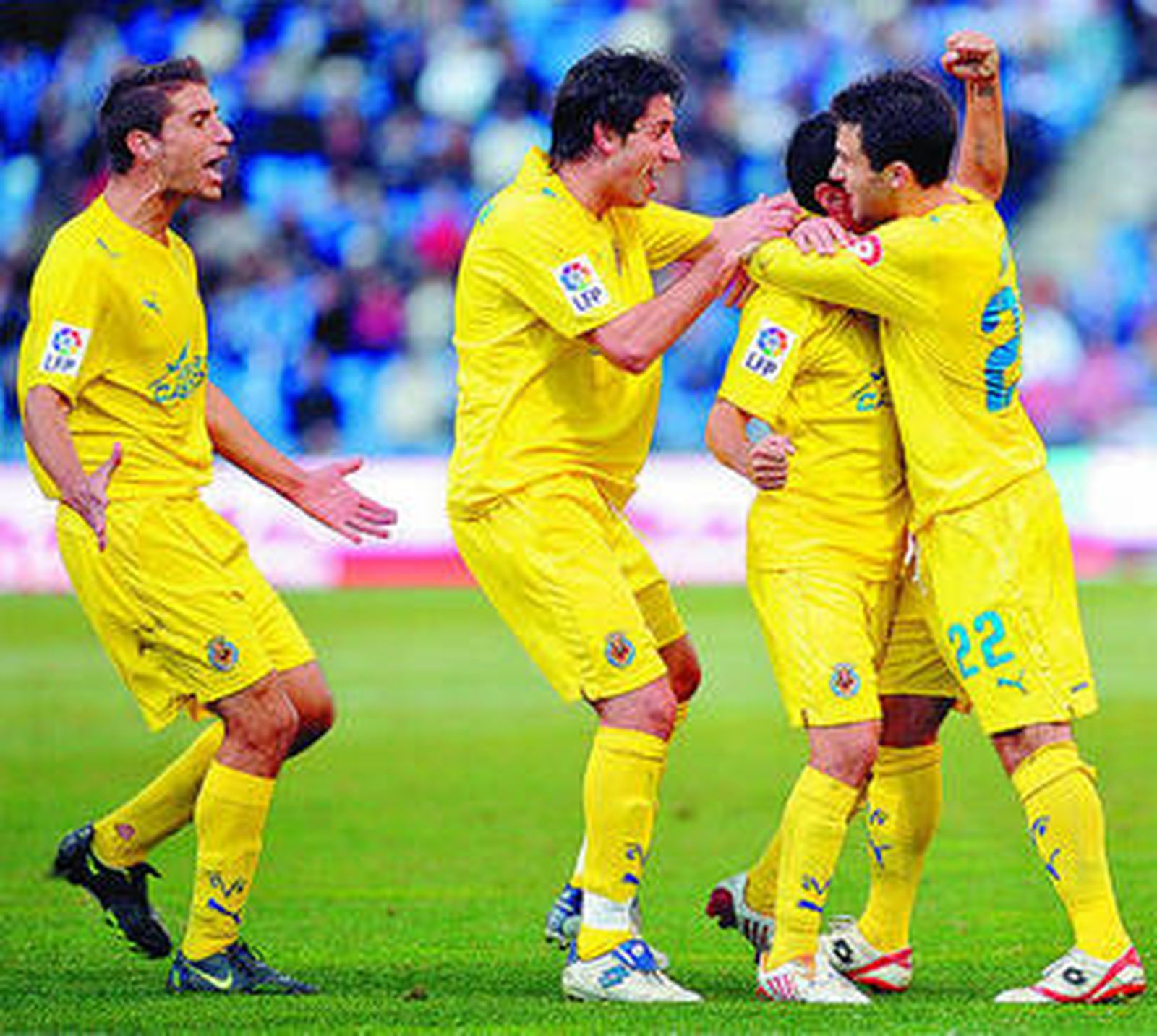 Ibagaza es felicitado por sus compañeros tras lograr el segundo tanto.