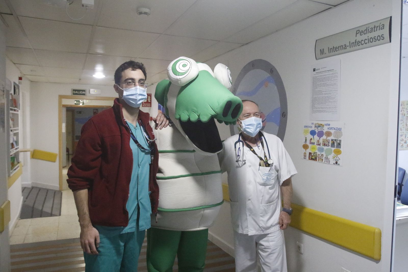 La visita del Córdoba CF al Hospital Reina Sofía, en imágenes