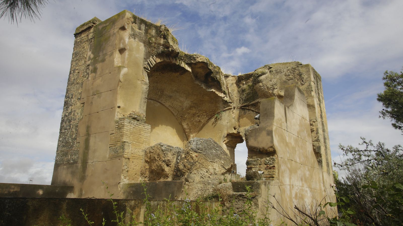 Torre por restaurar.