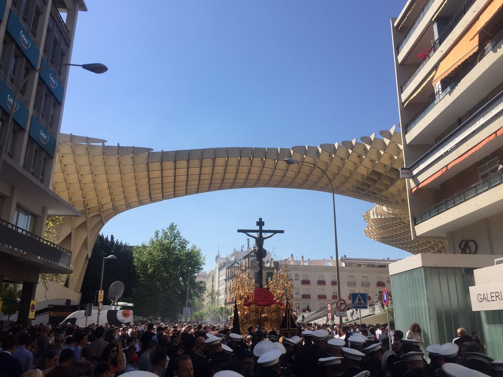 El Cristo de la Sed, pasando por las características 'setas' de la plaza de la Encarnación sevillana.