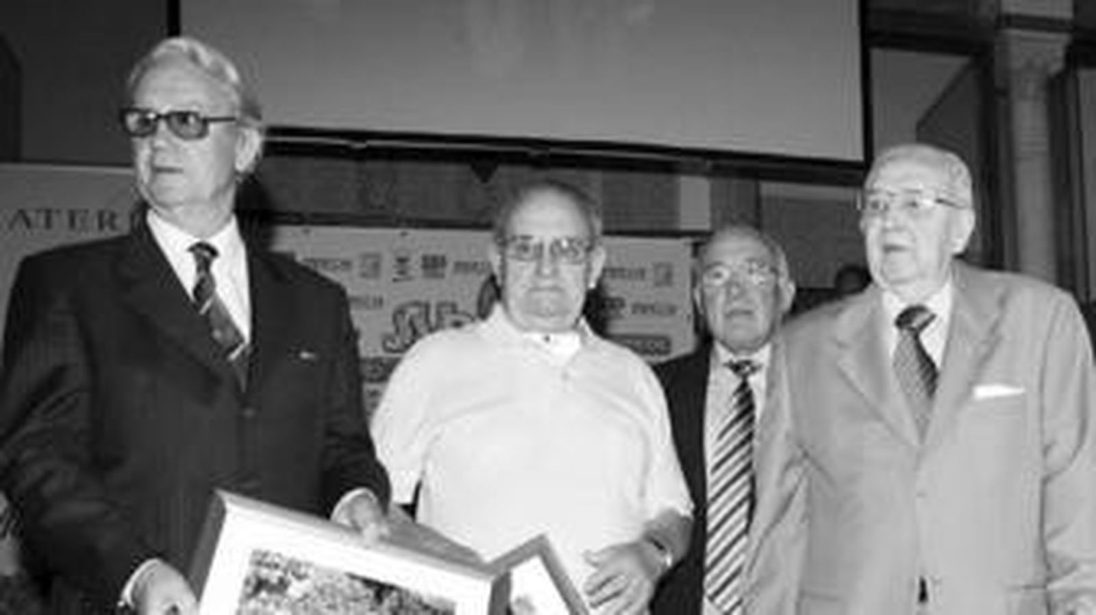 Portu, entre Isidro y Del Sol con la compañía de Antonio Picchi en el acto de este verano en Villa Luisa.