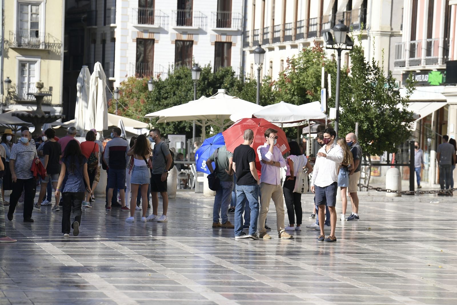 Fotos: Granada se llena de turistas en el puente del Pilar como antes del coronavirus